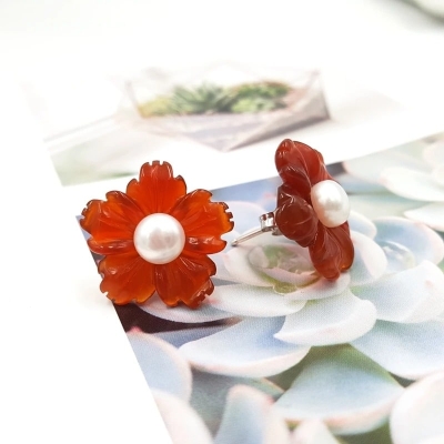 Boucles d'oreilles clous avec fleurs en cornaline