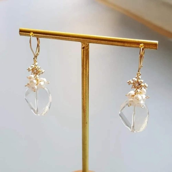 Boucles d'oreilles dormeuses avec cristal de roche