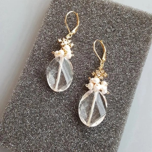 Boucles d'oreilles dormeuses avec cristal de roche