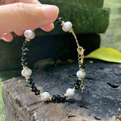Bracelet en perles de spinelle noir pour femme