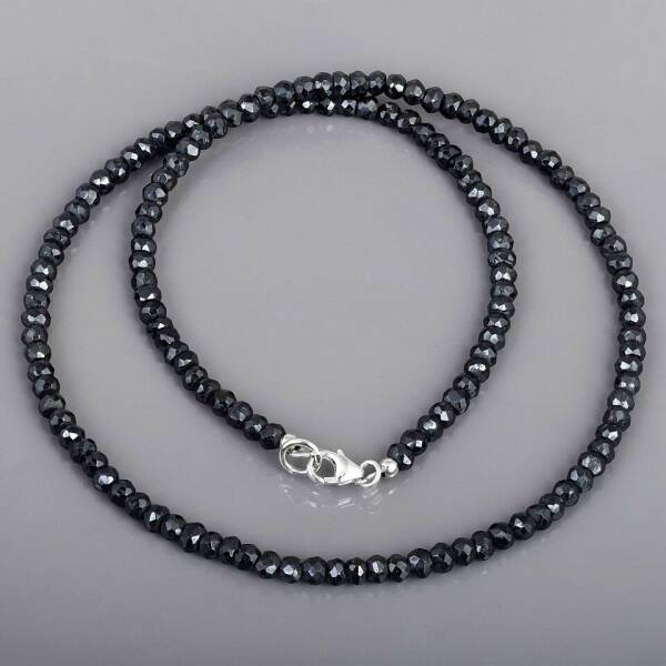 Collier en argent et perles de spinelle noire