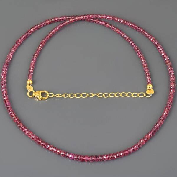 Collier en perles de spinelle rouge