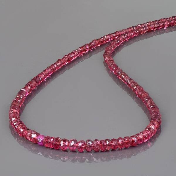 Collier en perles de spinelle rouge