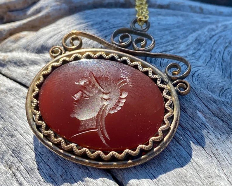 Qu'est ce que la cornaline ? Origines, propriétés, et vertus 1 Pendentif en cornaline intaille