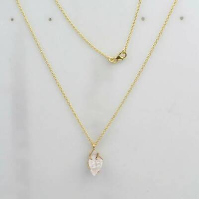 Pendentif en plaqué or et diamant d'herkimer brut