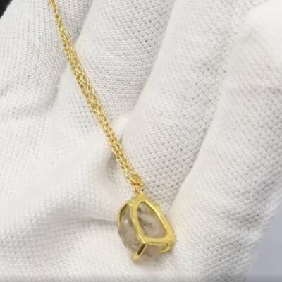 Pendentif en plaqué or et diamant d'herkimer brut