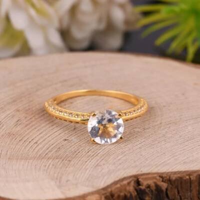 Bague solitaire en plaqué or et cristal de roche