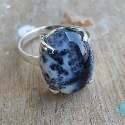 Bague en argent avec opale dendritique