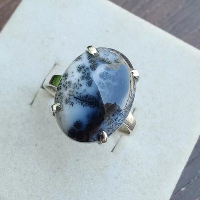 Bague en argent avec opale dendritique