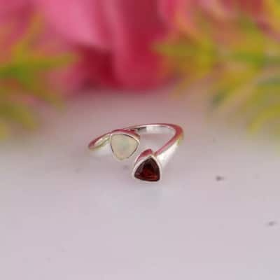Bague en argent avec opale et grenat