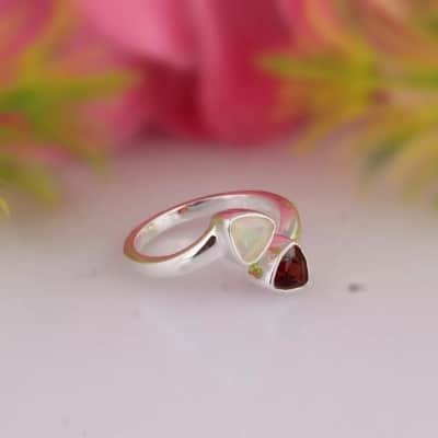 Bague en argent avec opale et grenat