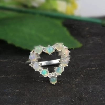 Bague en forme de coeur en argent et opale