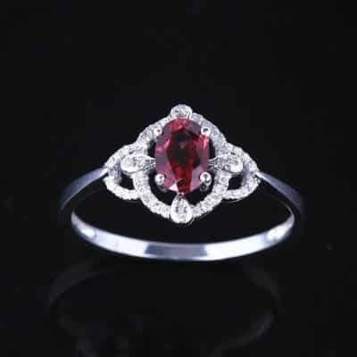 Bague en or blanc et grenat