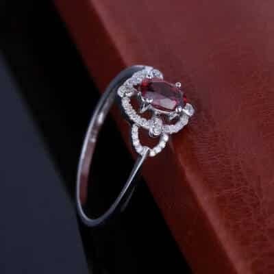 Bague en or blanc et grenat