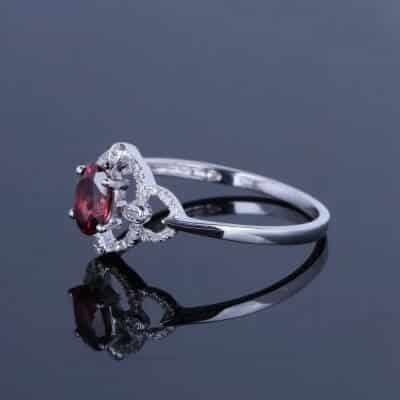 Bague en or blanc et grenat