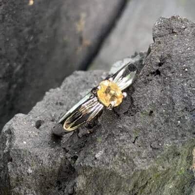 Bague moderne avec citrine solitaire