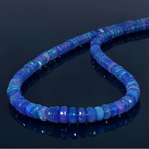 Collier en pierre d'opale bleue