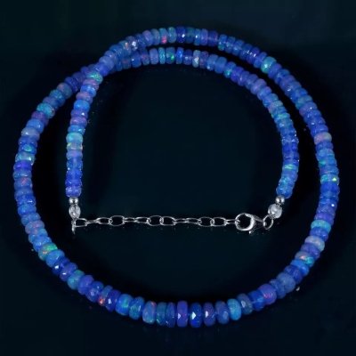 Collier en pierre d'opale bleue