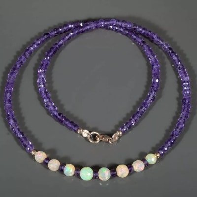 Collier en pierres d'améthyste et d'opale éthiopienne