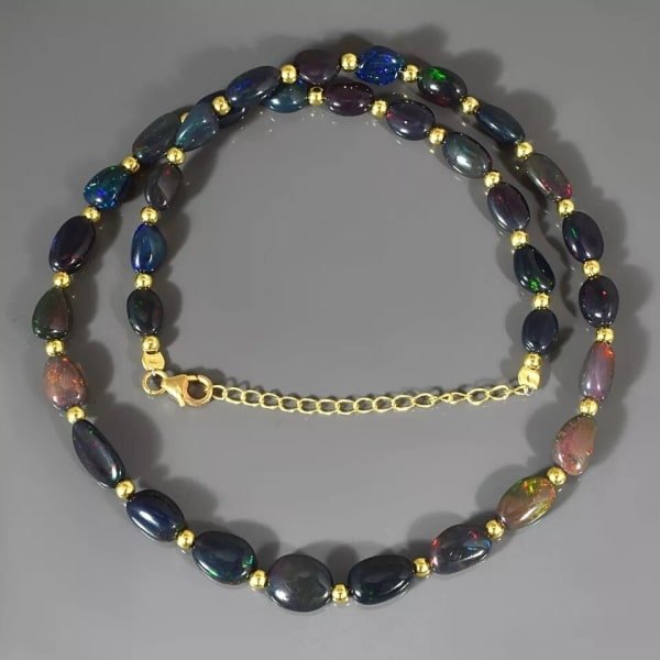 Collier en pierres roulées d'opale noire