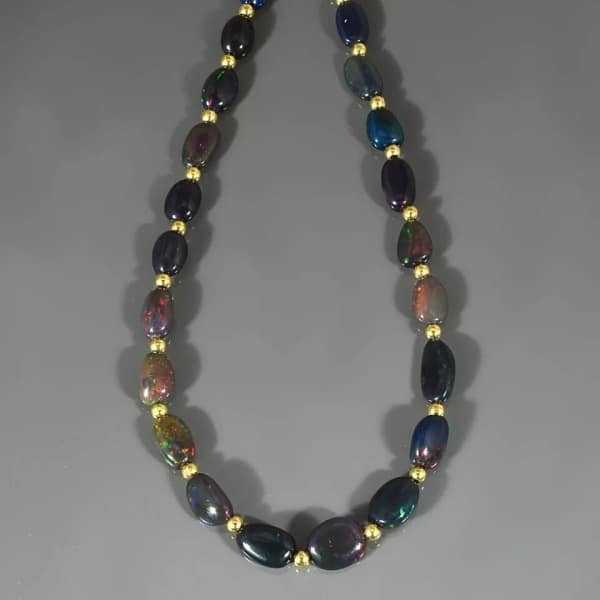 Collier en pierres roulées d'opale noire