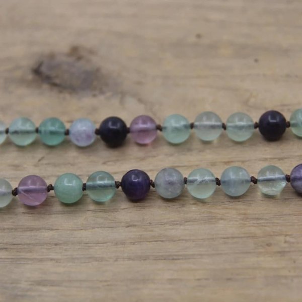 Collier mala en fluorite avec pointe de cristal de roche