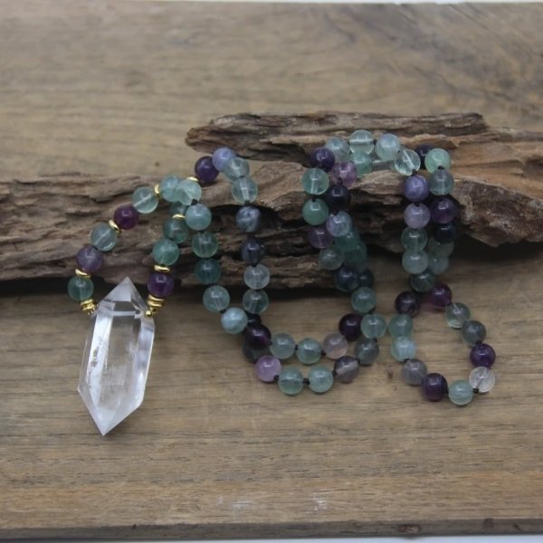 Collier mala en fluorite avec pointe de cristal de roche