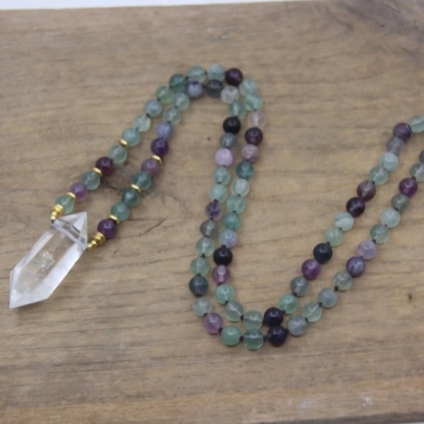 Collier mala en fluorite avec pointe de cristal de roche