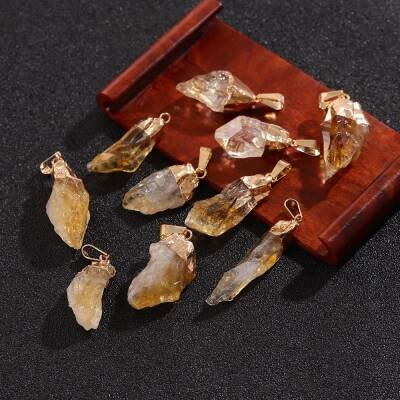 Pendentif en plaqué or et citrine brute