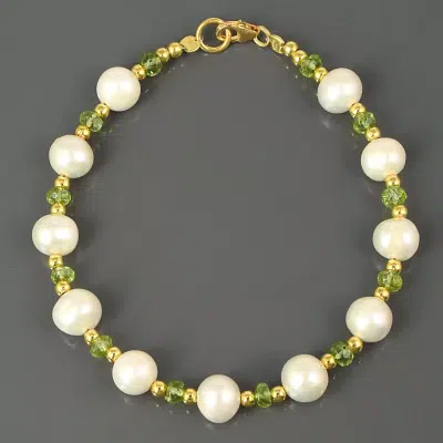 Bracelet avec perles de culture et de péridot
