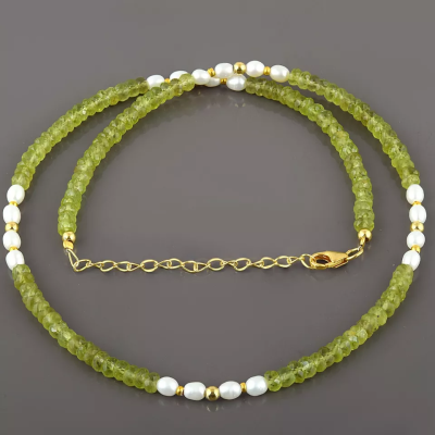 Collier en perles de culture et de péridot