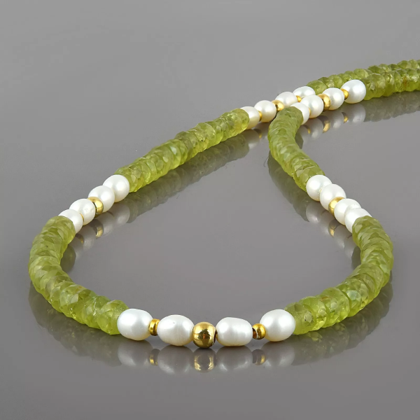 Collier en perles de culture et de péridot