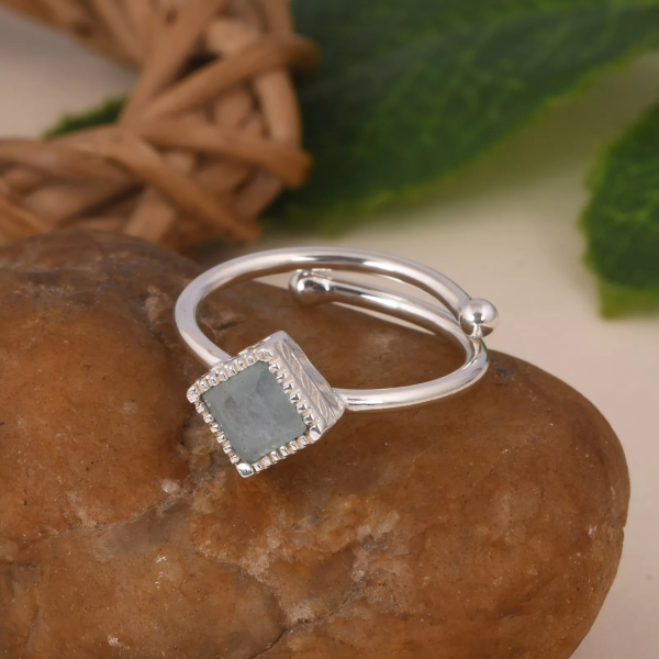 Bague jonc en argent avec aigue-marine carrée