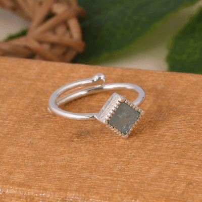 Bague jonc en argent avec aigue-marine carrée
