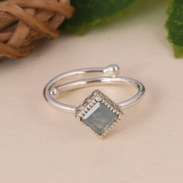 Bague jonc en argent avec aigue-marine carrée