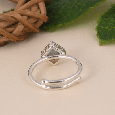 Bague jonc en argent avec aigue-marine carrée