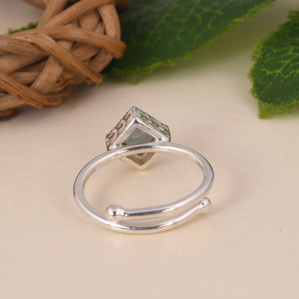 Bague jonc en argent avec aigue-marine carrée