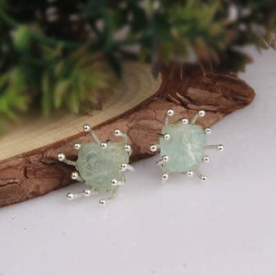 Boucles d'oreilles clous avec aigue-marine brute