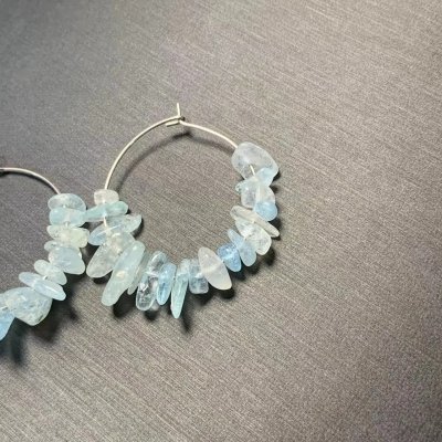 Boucles d'oreilles créoles avec aigue-marine baroque