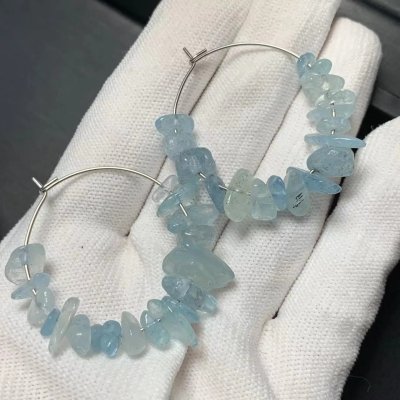 Boucles d'oreilles créoles avec aigue-marine baroque