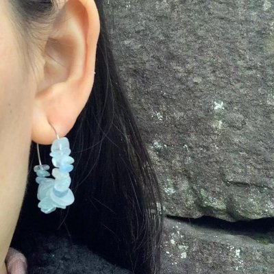Boucles d'oreilles créoles avec aigue-marine baroque