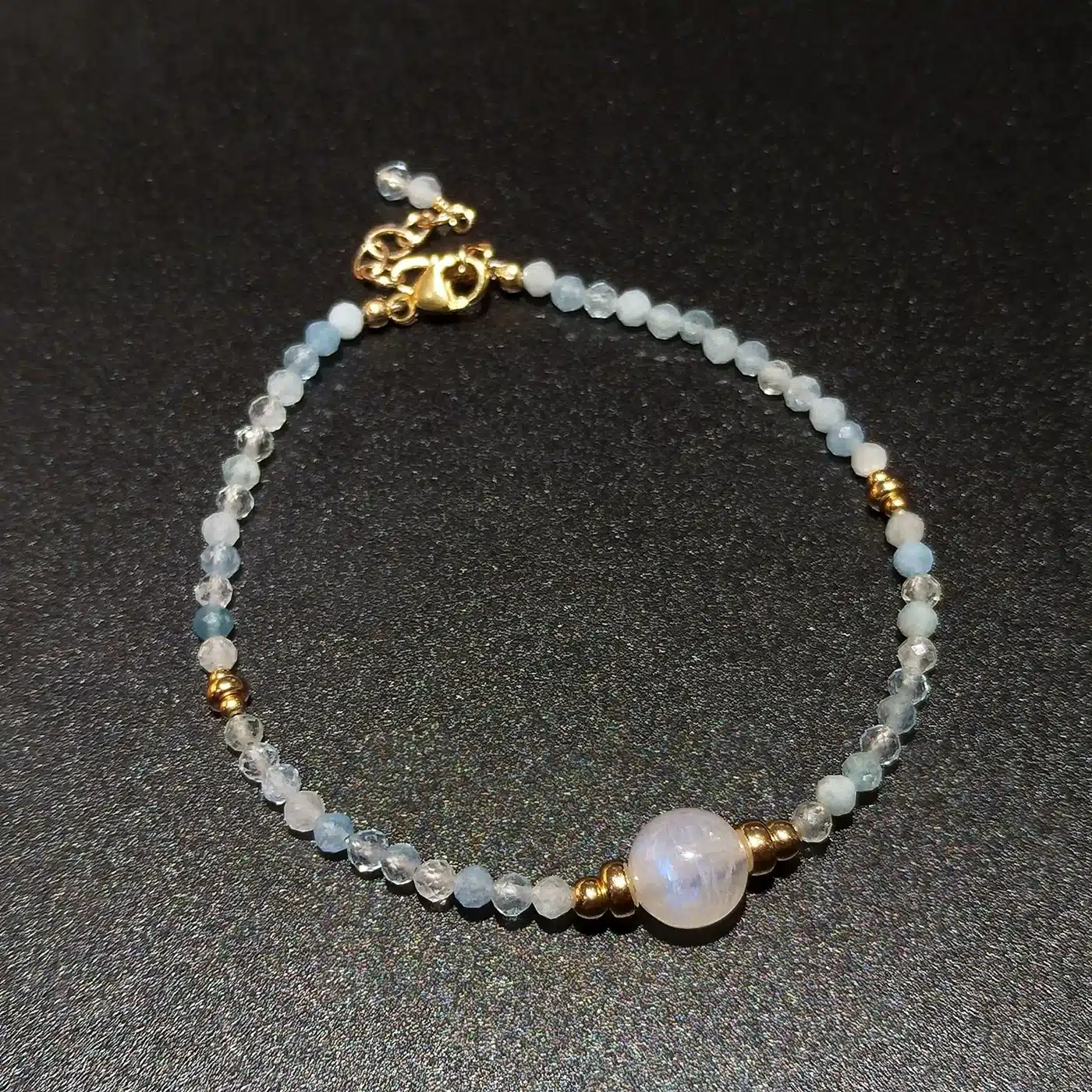 Bracelet en or avec aigue-marine et pierre de lune