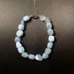 Bracelet en pierres roulees daigue marine pour femme 1