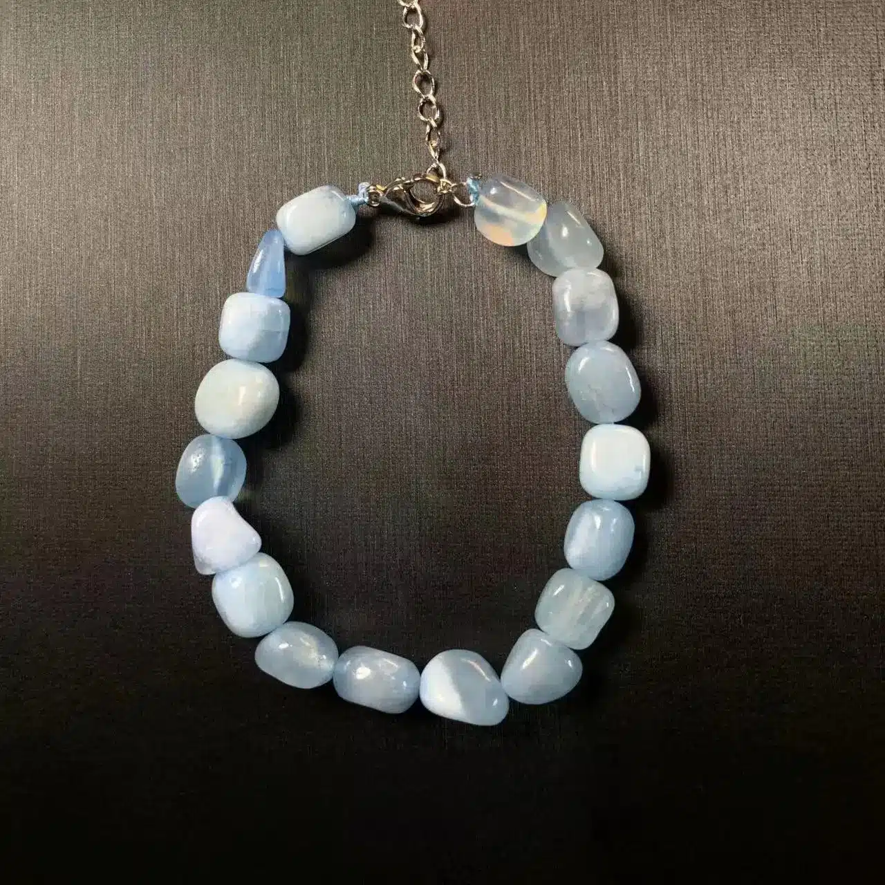 Bracelet en pierres roulees daigue marine pour femme 1