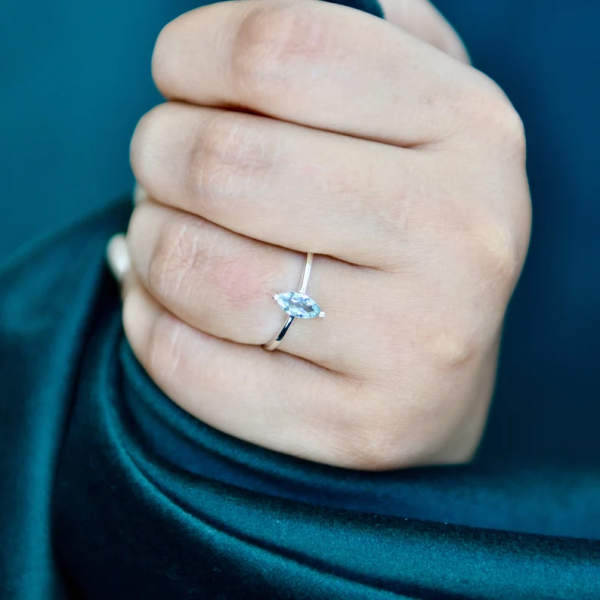 Bague marquise en argent et aigue-marine