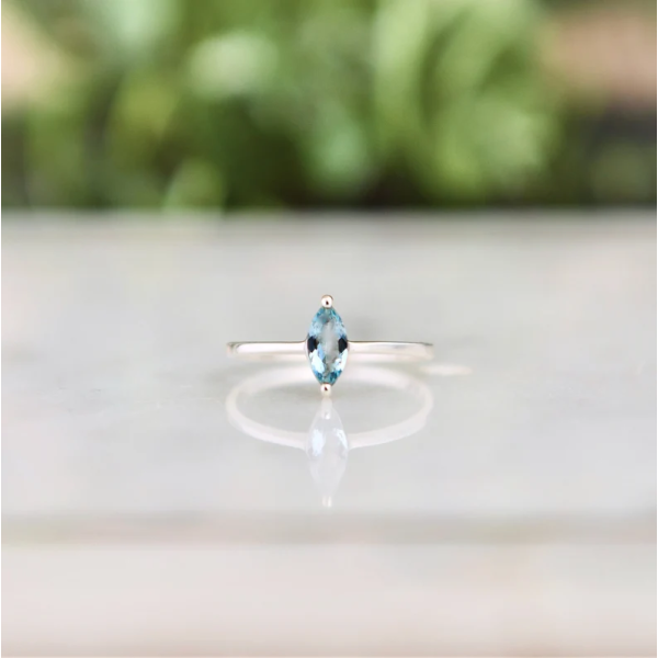 Bague marquise en argent et aigue-marine