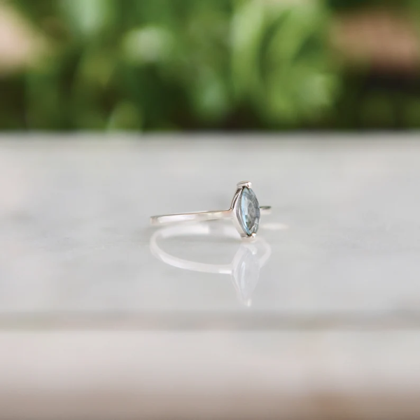 Bague marquise en argent et aigue-marine