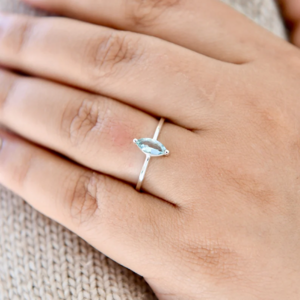 Bague marquise en argent et aigue-marine