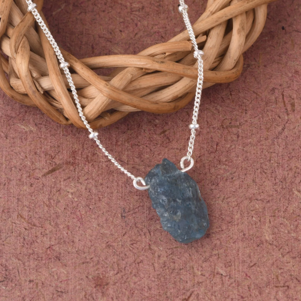 Collier en argent avec aigue-marine brute