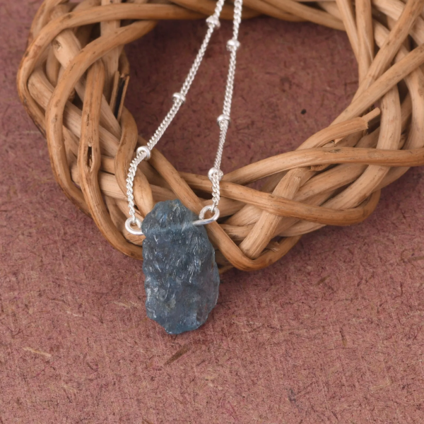 Collier en argent avec aigue-marine brute